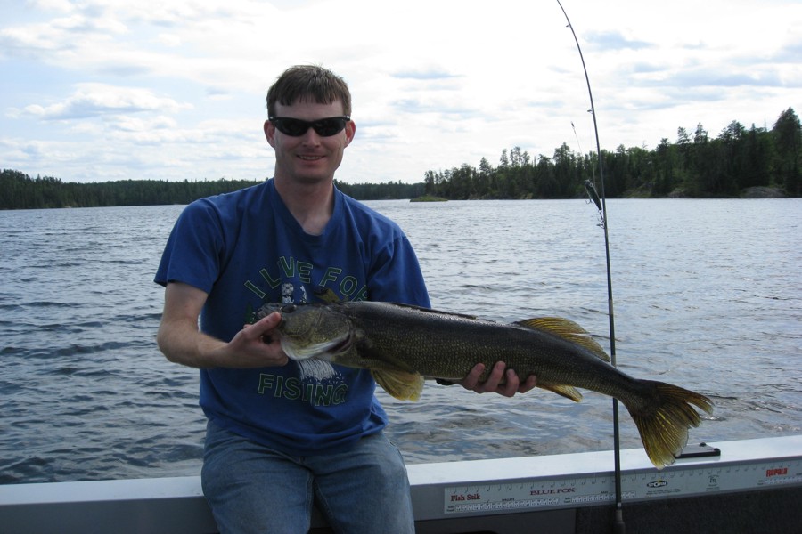 ../image/day 7 bill holding julie 30 inch walleye.jpg